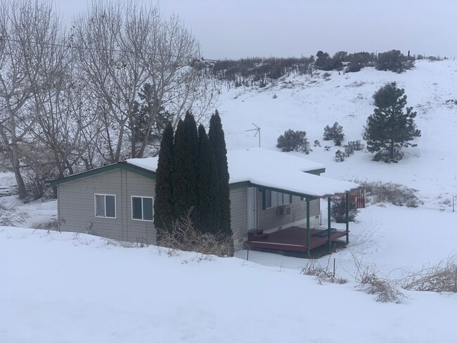 Building Photo - 3 Bed 2 Bath Home on Property Available for Lease