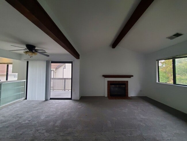 Building Photo - Update 2x2 Condo in Ideal Novato Location