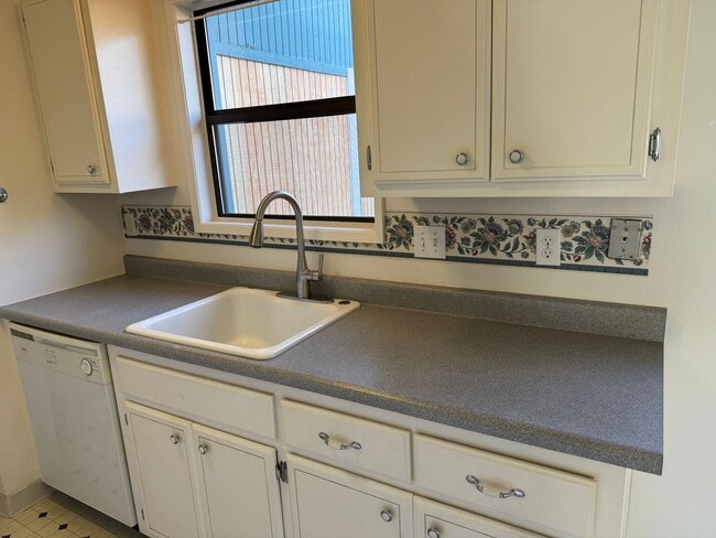 Photo - $500 off 1st Rent - Spacious 3 bedroom, 1.5 bathroom Townhouse, Lush Greenspace