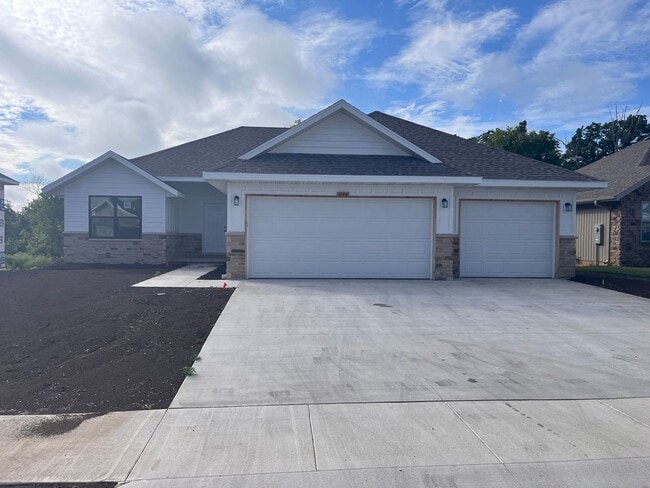 Building Photo - Beautiful, brand-new, 3-bedroom, 2-bath home in Nixa with a 3-car garage.