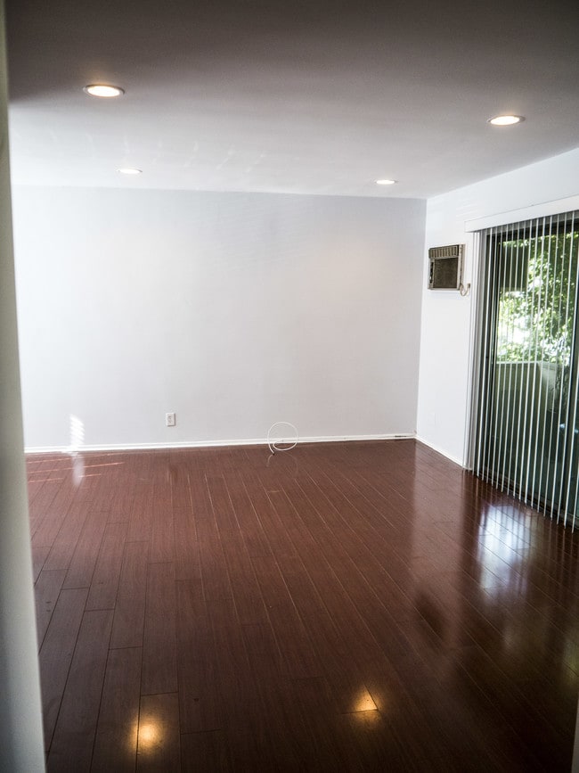 Living Room - 810 Orange Grove Avenue Unit 5