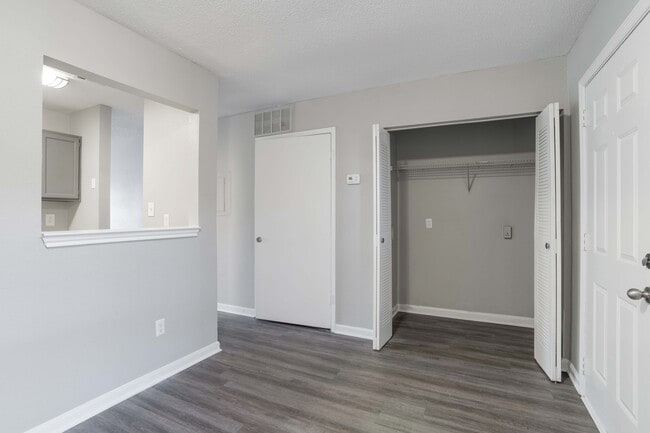 Jamestown Pointe Apartments