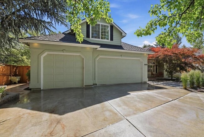 Photo - Luxury Living in Southeast Boise, 3-Car Garage, Hot Tub & Flexible Bonus Loft & Private/Secure Wo...