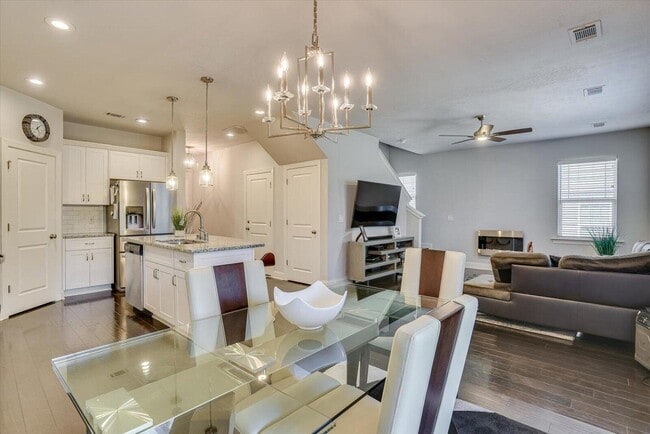 Photo - 685 Red Cedar Ct