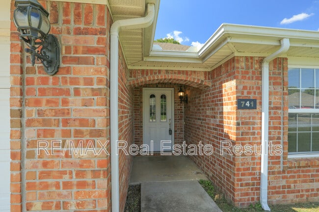 Photo - 741 Harvest St