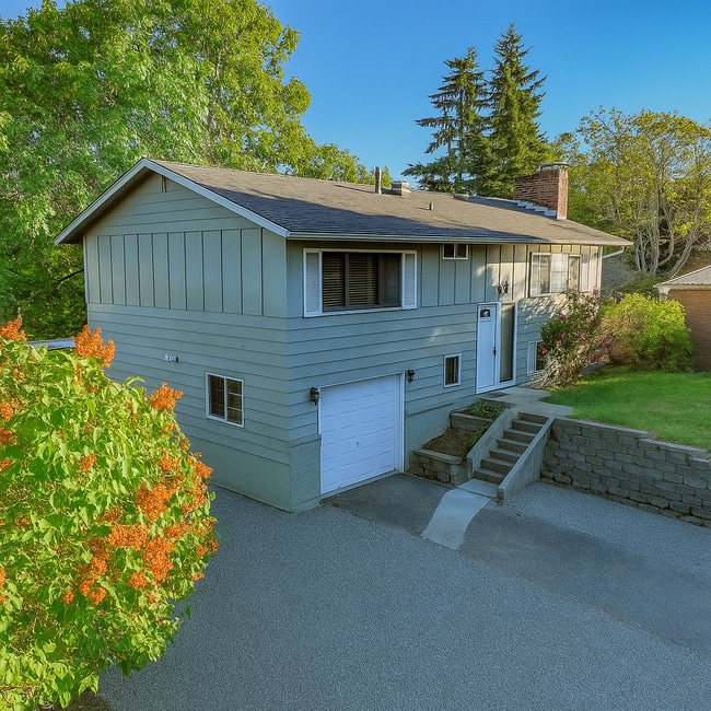 Photo - Bright Cozy Home w/ Deck & Yard Near Des Moines Marina
