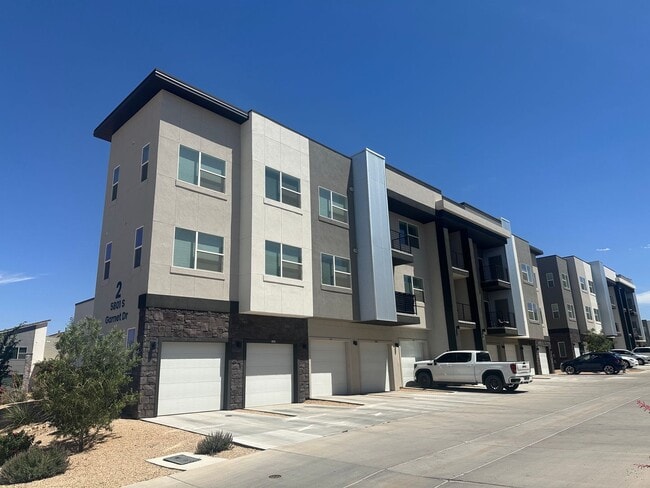 Building Photo - Beautiful Desert Color Condo!!