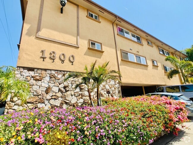 Building Photo - 1300 S Barrington Ave Rental