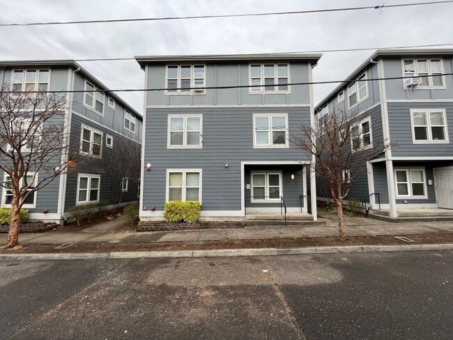 Building Photo - Incredible SE Hazelwood 2 Bedroom + 1 Bathroom Condo w/ included Garage and Washer & Dryer!!