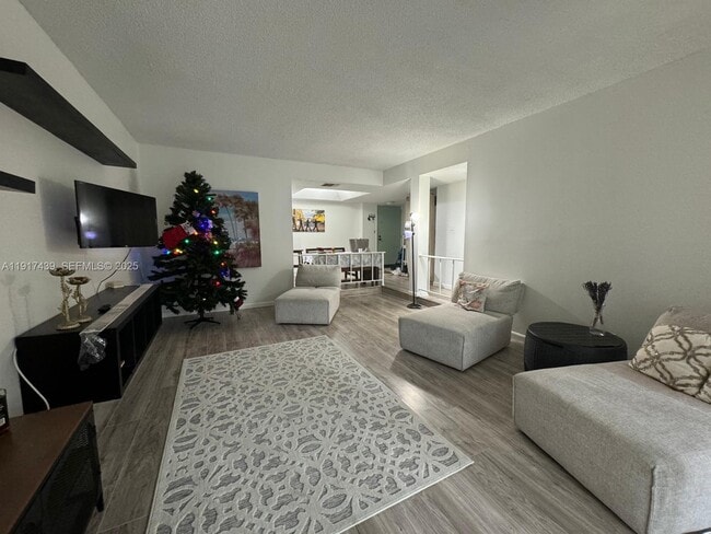 Building Photo - 3730 Inverrary Dr Unit 3U