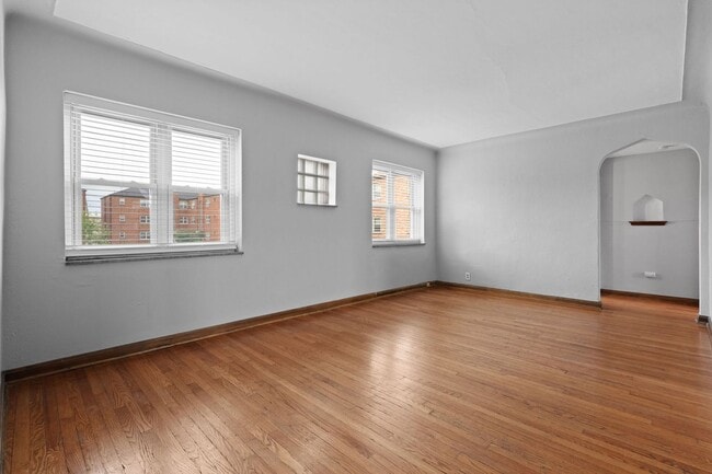 Building Photo - 5821 Lindenwood Ave Unit 5821-2W Lindenwood