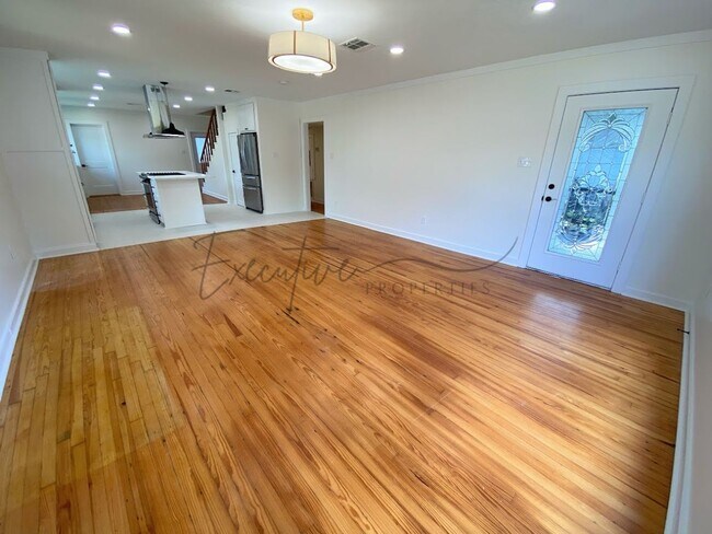 Photo - Spacious 4-Bedroom with Custom Finishes in...