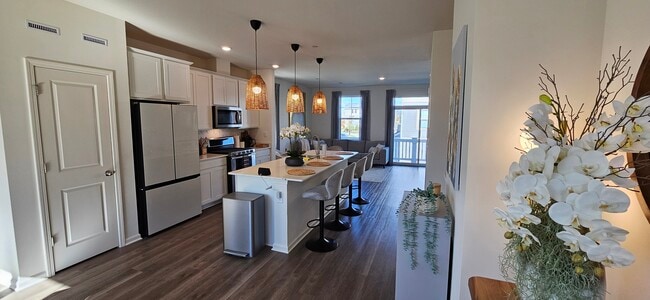 Photo - 2227 Glacier St