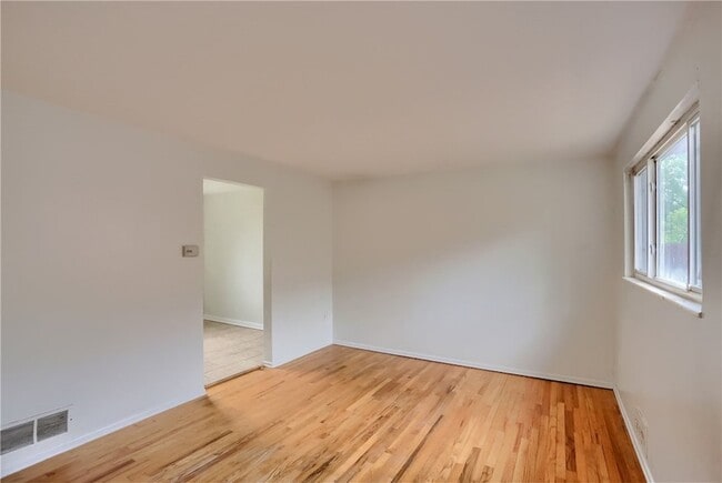 Photo - 442 Brierly Ln