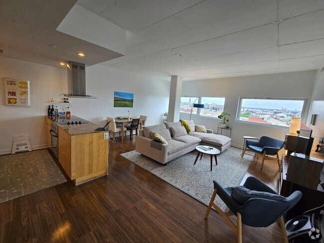 Building Photo - Beautiful bright HUGE 2 bed 2 bath with gr... Unit 8D Rental