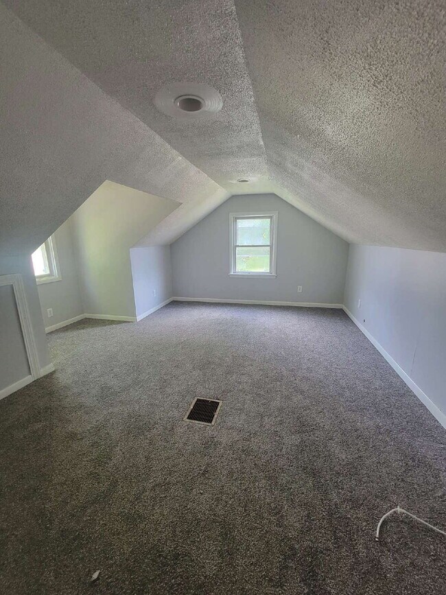 Beautifully Updated 2-Bedroom Unit – Prime... - Beautifully Updated 2-Bedroom Apartment Unit – Prime...
