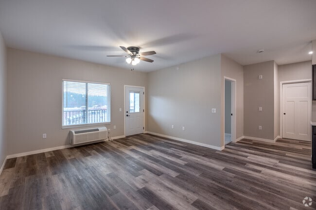 1BR, 1BA - 765SF - Living Room