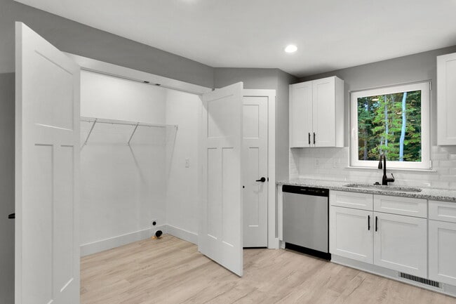 Building Photo - 110 E Ballard St Rental