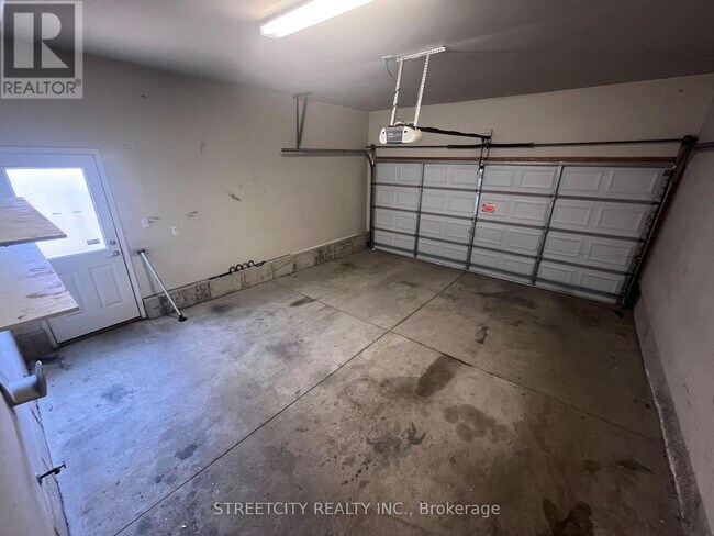 Photo - 472 Talltree Crescent
