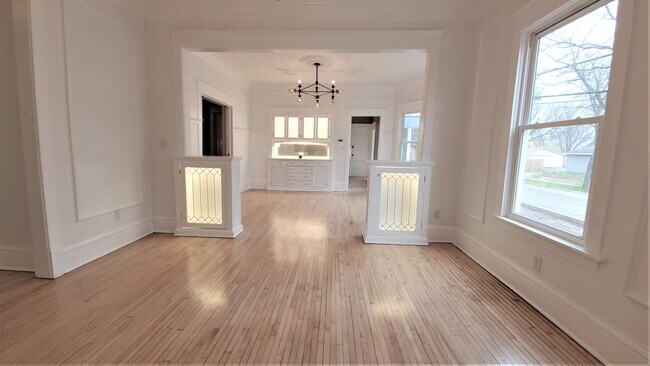 Upper LR/DR - 1400 N Girard Ave N Unit 1