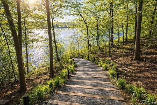 15 Lake View Ct