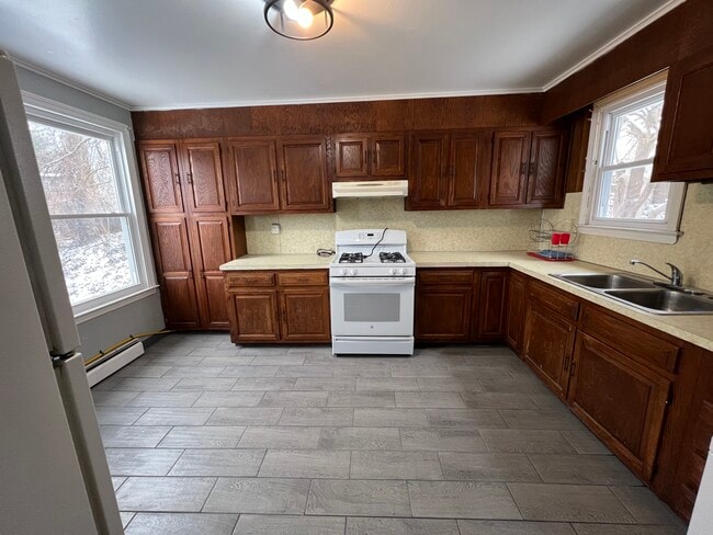 Building Photo - 827 Watertown Ave Unit 2 floor
