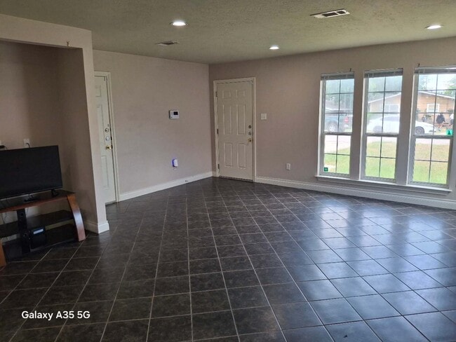 Photo - 129 Richards St