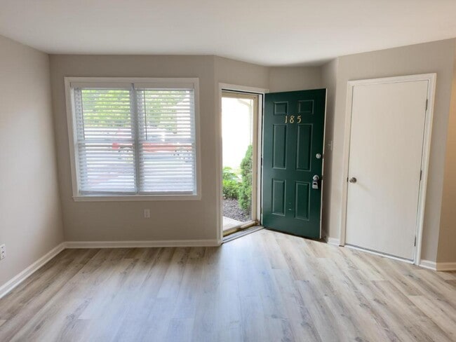 Photo - 185 Lindfield Cir