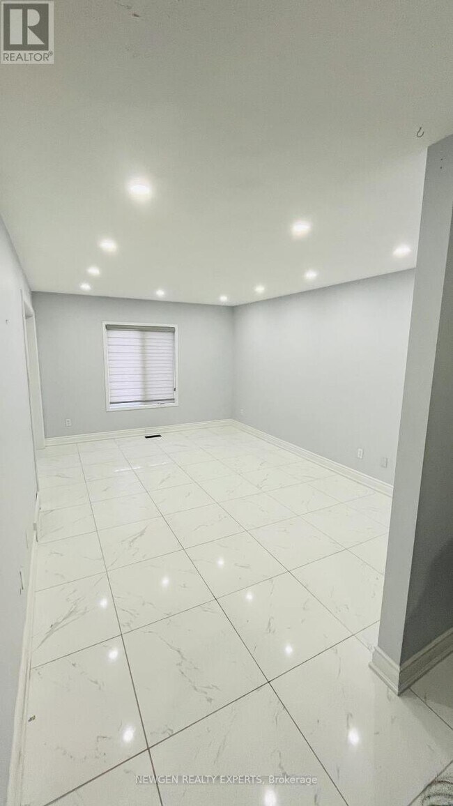 Photo - 803 Deveron Crescent