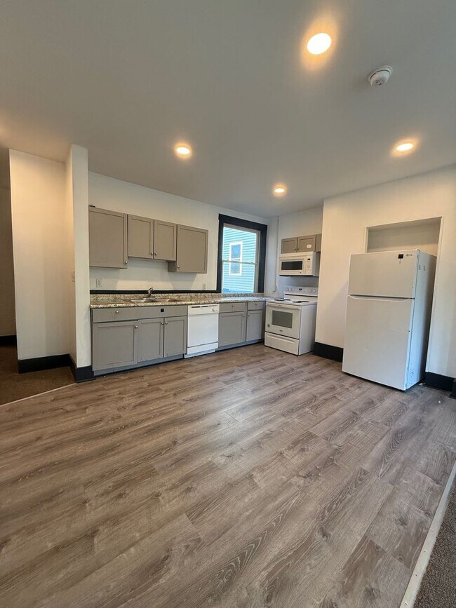 Photo - Spacious 2 Bedroom/1 Bath Apartment in Obs...