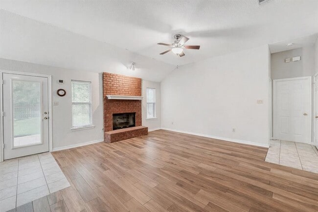 Photo - 203 Pin Oak Dr