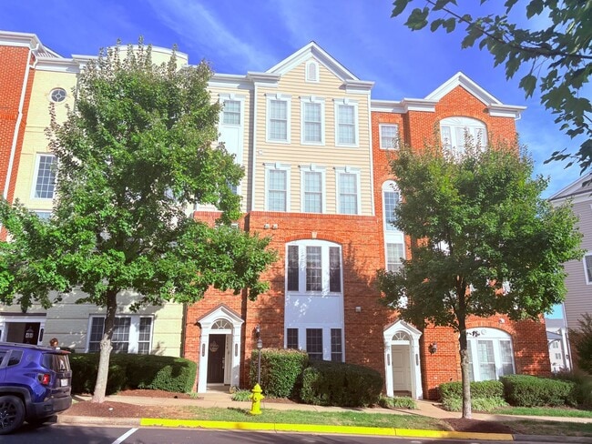 Building Photo - POTOMAC CLUB - TOWNHOUSE CONDO