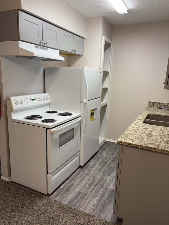 One Bed/One Bath-Kitchen