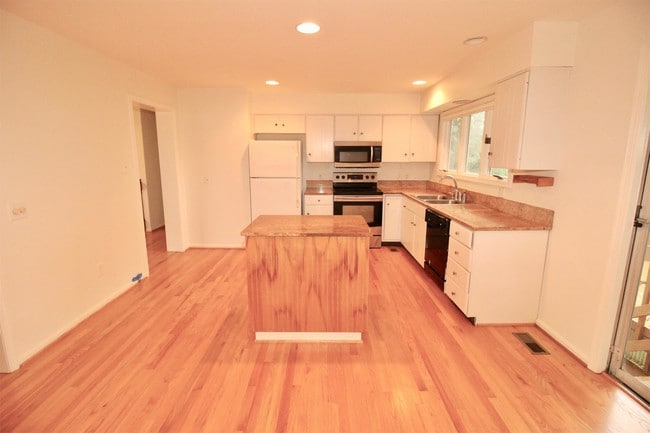 Photo - 10904 Hobson St