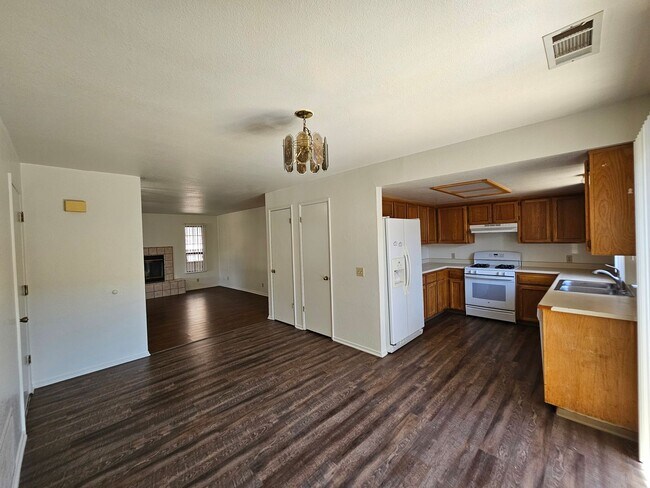 Photo - 2356-2356 Bushnell St Unidad 2338