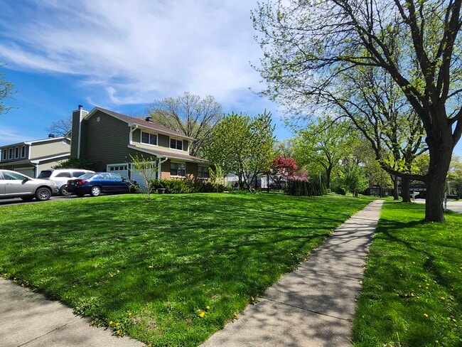 Building Photo - 301 Oakbrook Ct