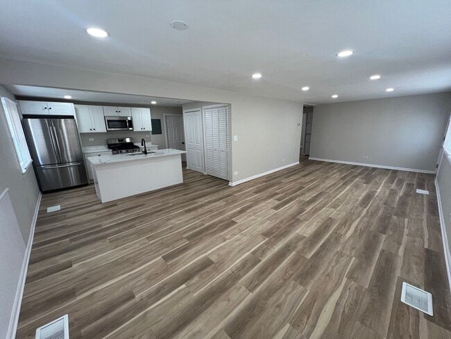 Photo - 4813 W 102nd St