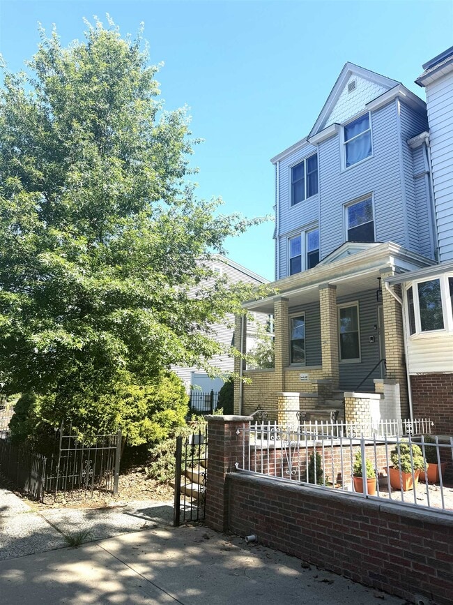 Building Photo - 88 Sherman Pl Unit 4