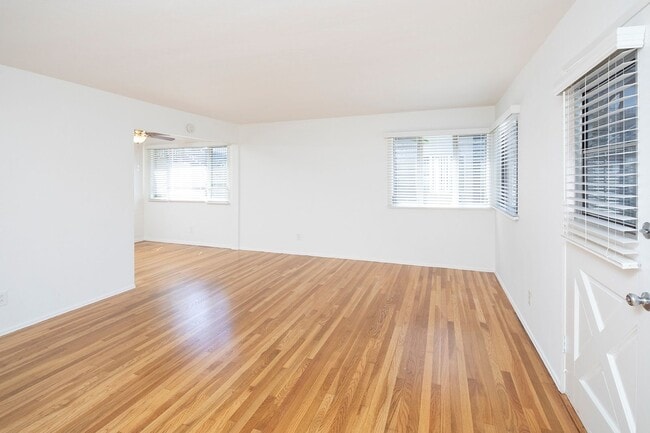 Photo - Talmadge Pacific Apartments