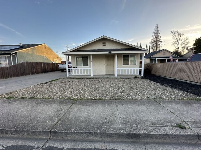 Photo - 832 Marion St