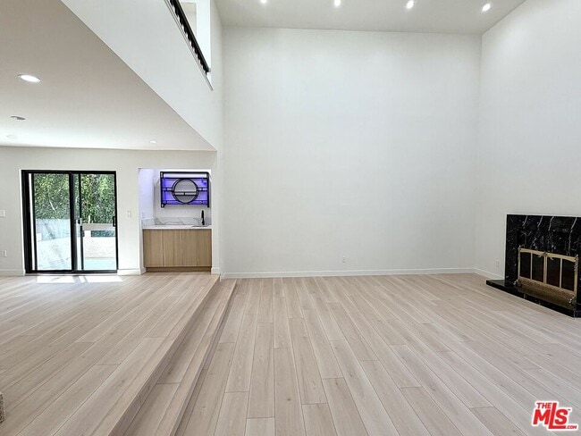 5237 Newcastle Ave Unit 305