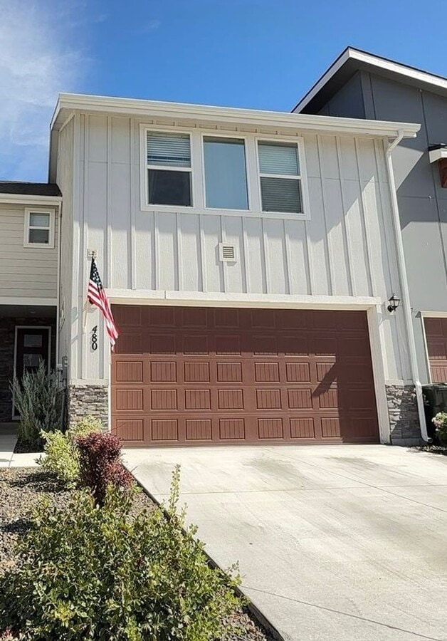 Immaculate Townhouse w/2-Car Garage - Immaculate Townhouse w/2-Car Garage