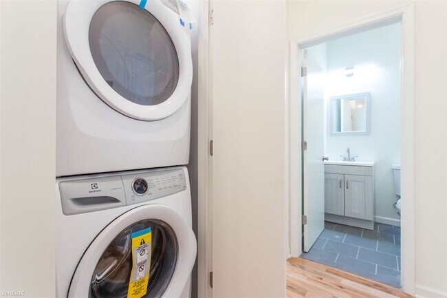 Photo - 2 br, 1 bath 4plex - 640 N 32ND ST Unit R2 Unit R2