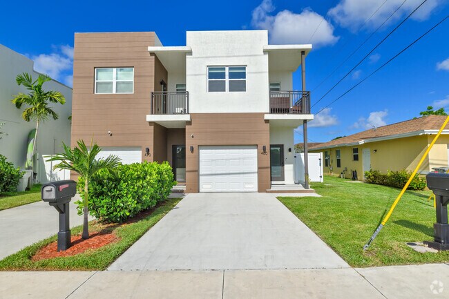 Building Photo - 460 NW 27th Ave Rental