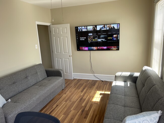 Building Photo - 600 Roxborough Ave Unit 2nd floor