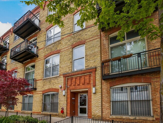 Building Photo - 1740 N Maplewood Ave Unit 321