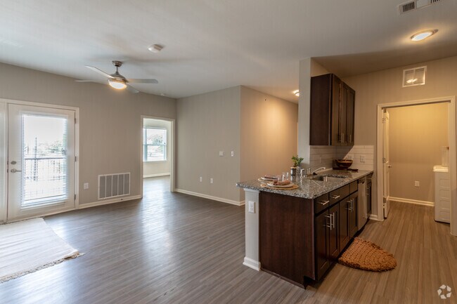 2BR, 2BA - 1072 SF