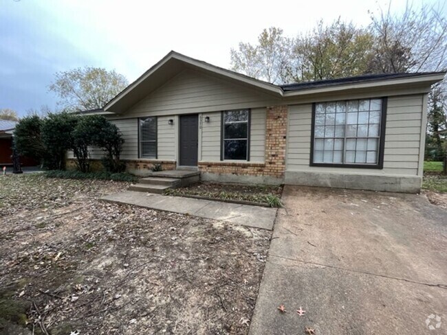 Building Photo - Renovated 4 Bedroom 1 Bath Home for Rent!