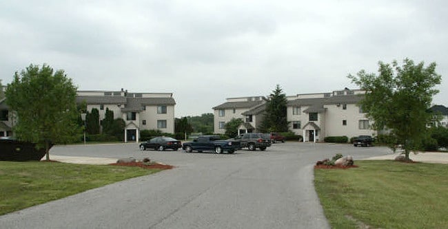 Frente del edificio de estacionamiento - Kettering Hills Apartments