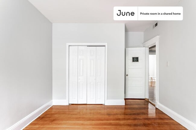 Room in Shared 4 bed/2 bath home in Brookline